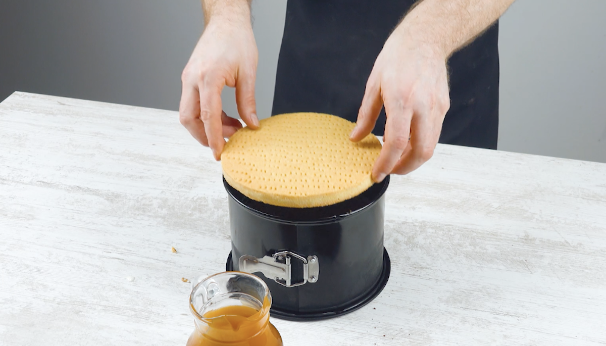 mettre le gâteau au chocolat et le biscuit dans le moule