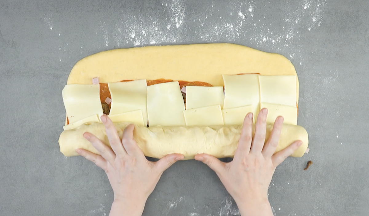 garnir le pâte de salami, de viande hachée cuite, de dés de jambon et de fromage