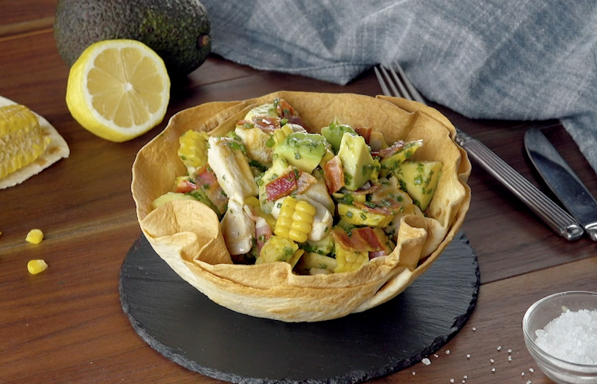 salade d'avocats dans un bol en tortillas