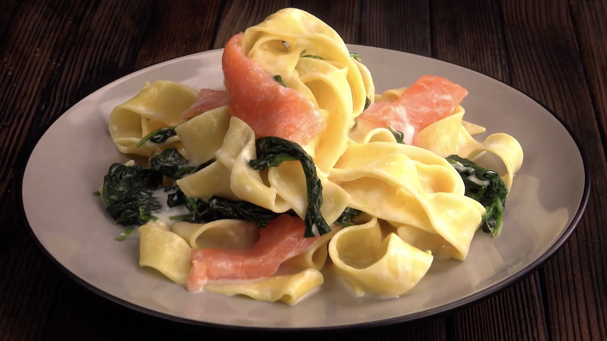 assiette de tagliatelle au saumon et épinards