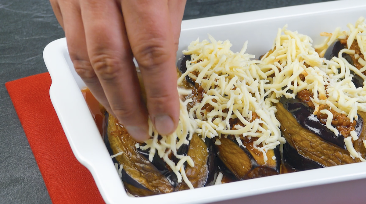 recouvrir les aubergines de viande et de mozzarella 