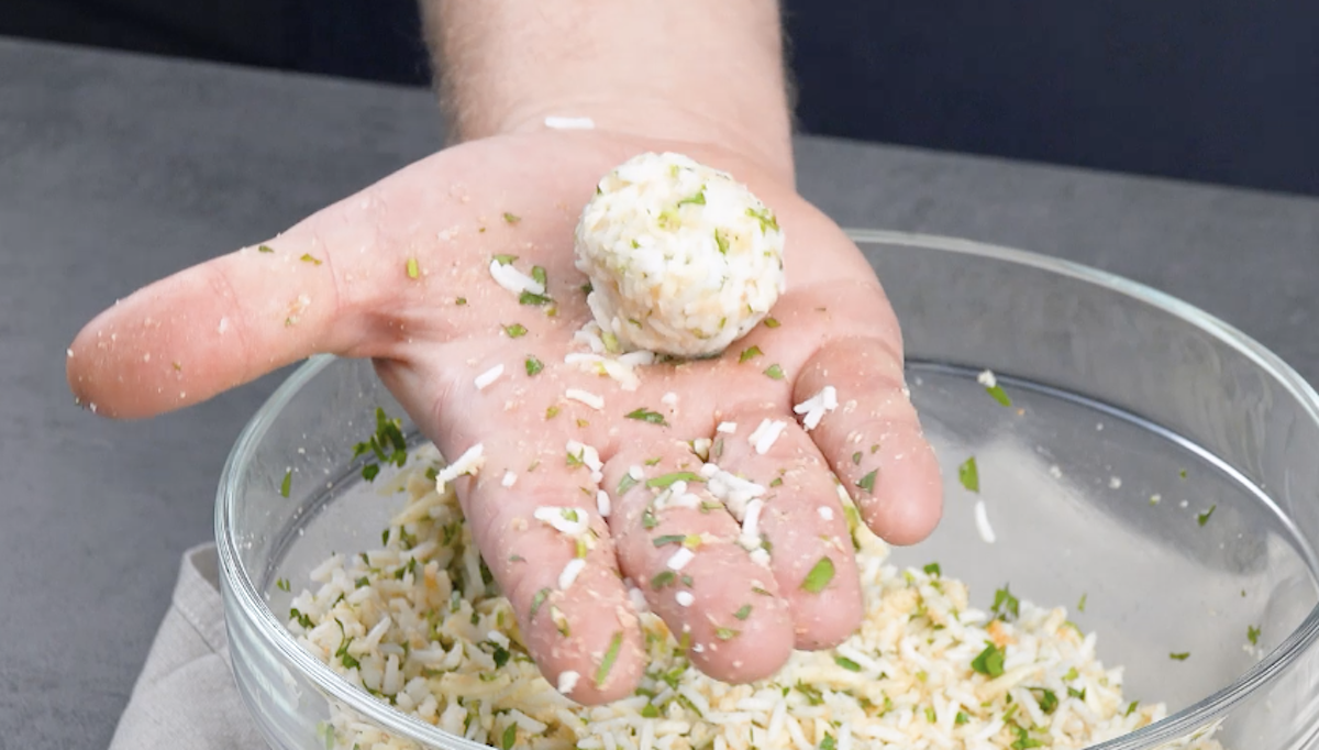 boule de riz formée dans une main