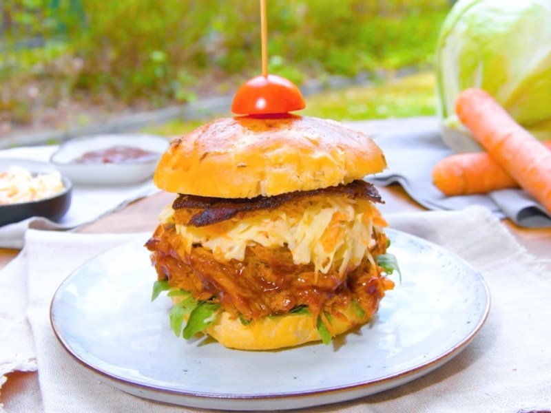 Burger juteux de porc effiloché au barbecue avec coleslaw