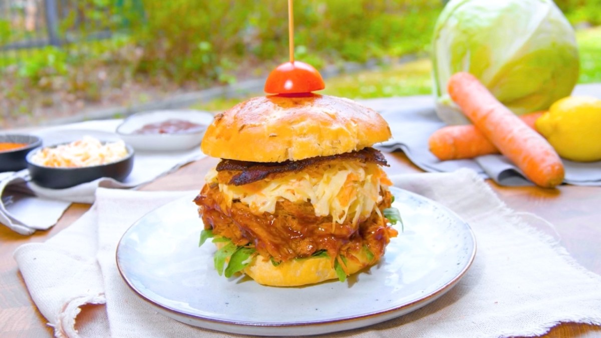 Burger juteux de porc effiloché au barbecue avec coleslaw