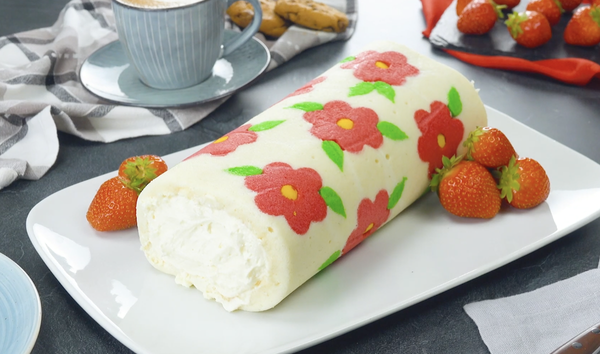 Roulé de génoise au cœur crémeux à la fraise et aux motifs floraux