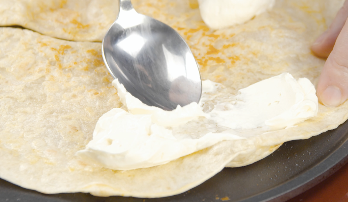 étaler le fromage frais sur la tortilla