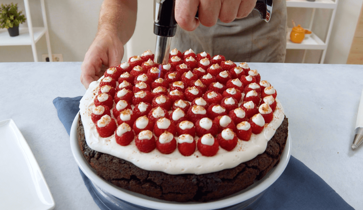 caraméliser les framboises avec un chalumeau