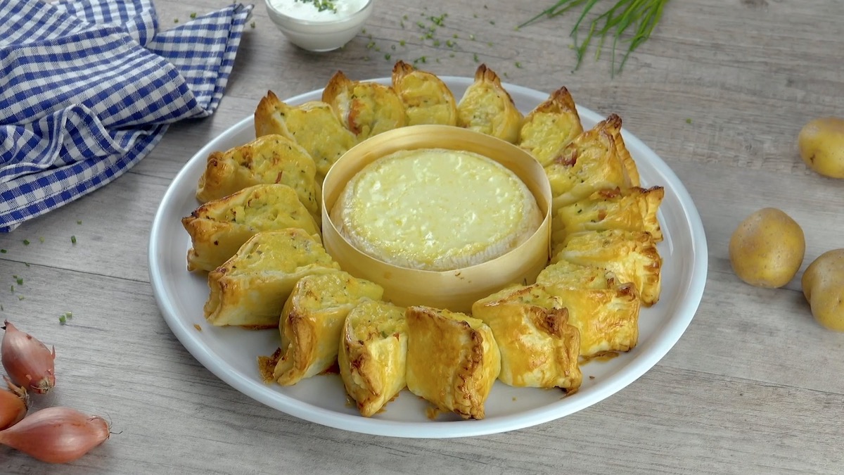 Camembert au four dans sa couronne de pâte feuilletée