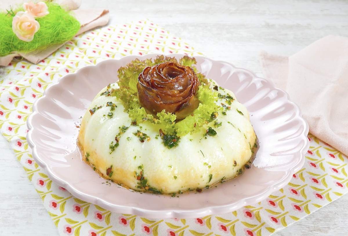 kouglof aux œufs avec de la salade, du bacon frit et de l'huile aux herbes