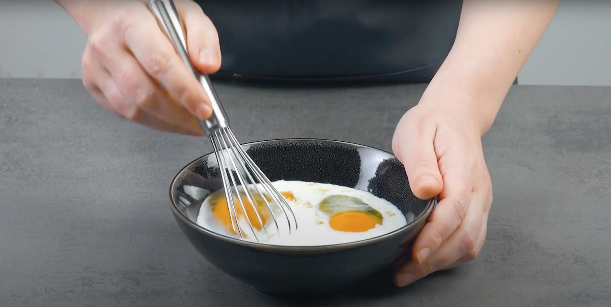 mélanger les œufs, le sucre, l'arôme vanille et le lait