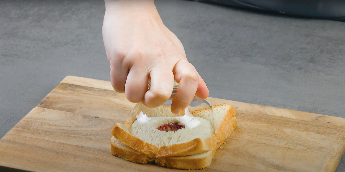 découper le sandwich avec un verre