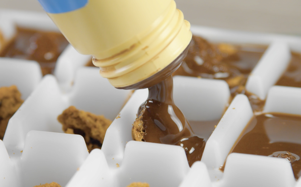 recouvrir les miettes de cookies avec de la sauce au chocolat