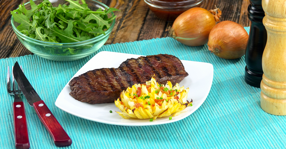 steak accompagné d'une fleur de lotus