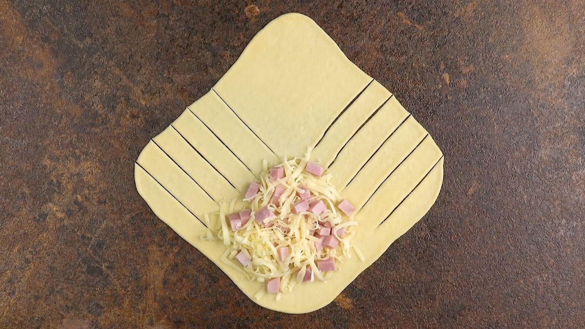 pâte remplie de jambon et de fromage râpé