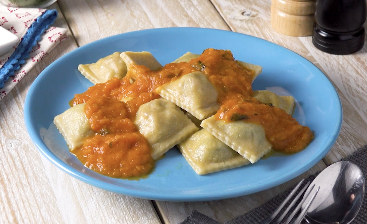 Raviolis faits maison dans le bac à glaçons