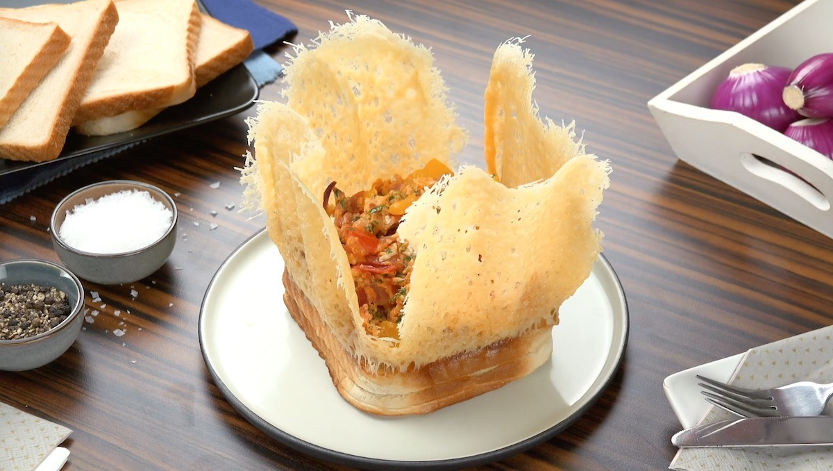 Toasts avec couronne de fromage et œufs brouillés