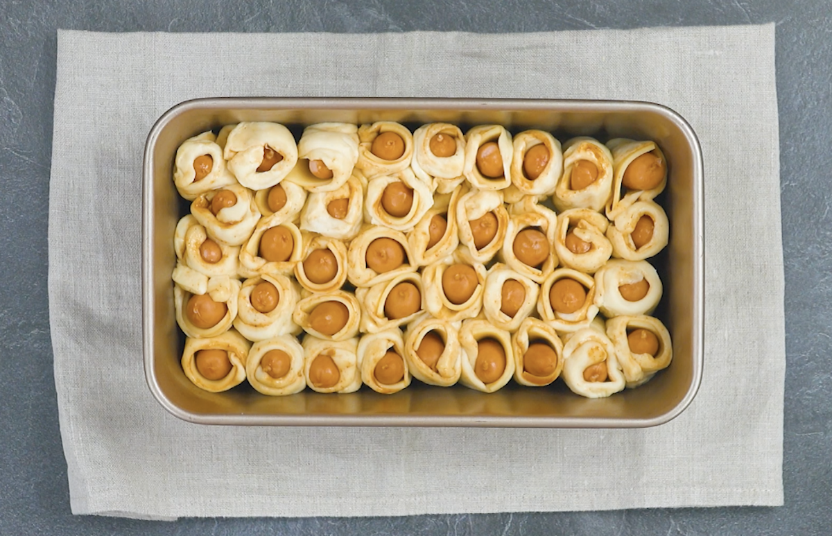 mettre les saucisses dans un plat à gratin