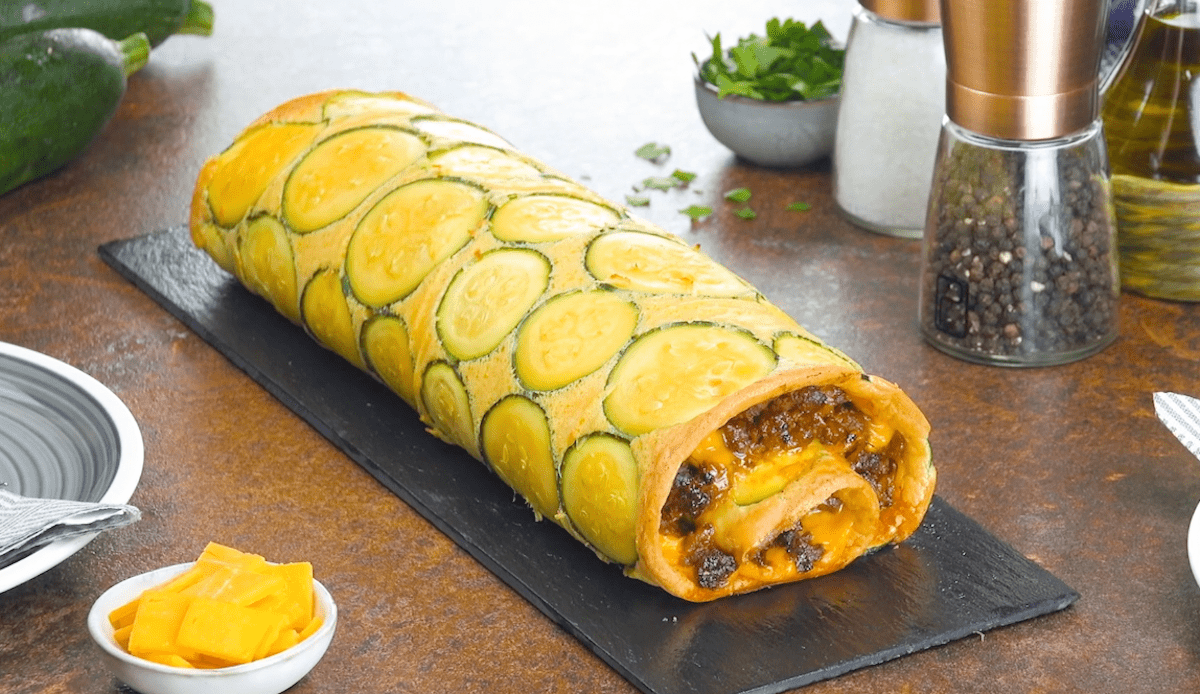 Roulé de courgettes farci au cheddar et à la viande hachée