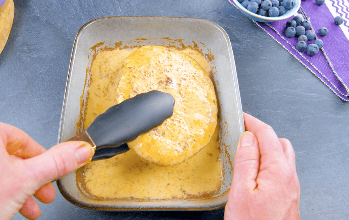 tremper le naan dans le lait, l'œuf, le sucre et la cannelle