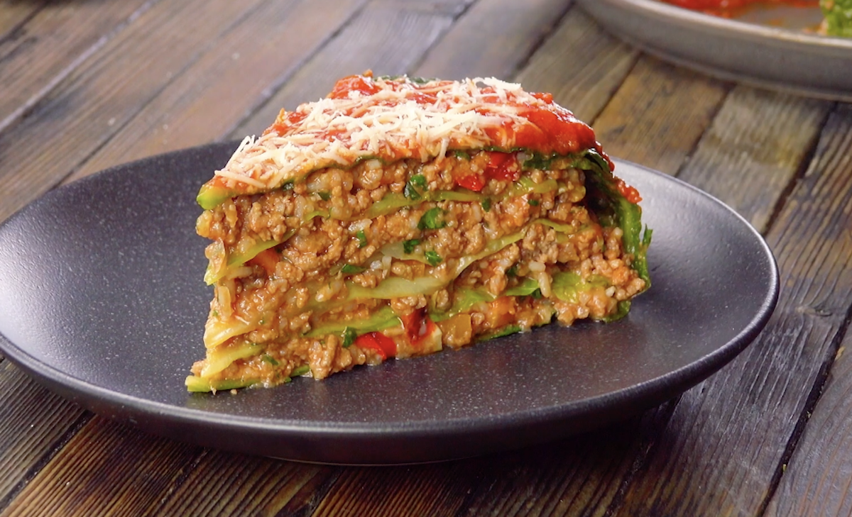 gâteau au chou frisé avec son cœur de riz et de viande hachée