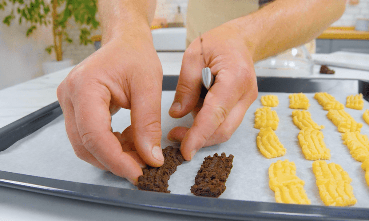 couper la pâte à biscuit et la poser sur une plaque