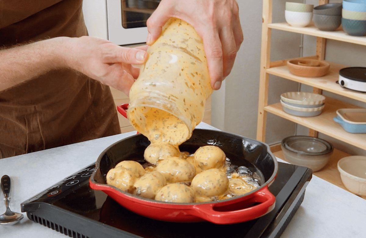 mettre les pommes de terre et le restes des ingrédients dans un bocal