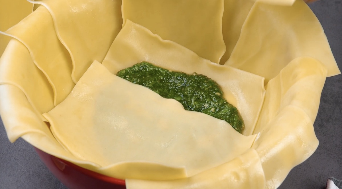 pesto de basilic sur des feuilles de lasagnes et moitié recouvert d'une feuille de lasagnes