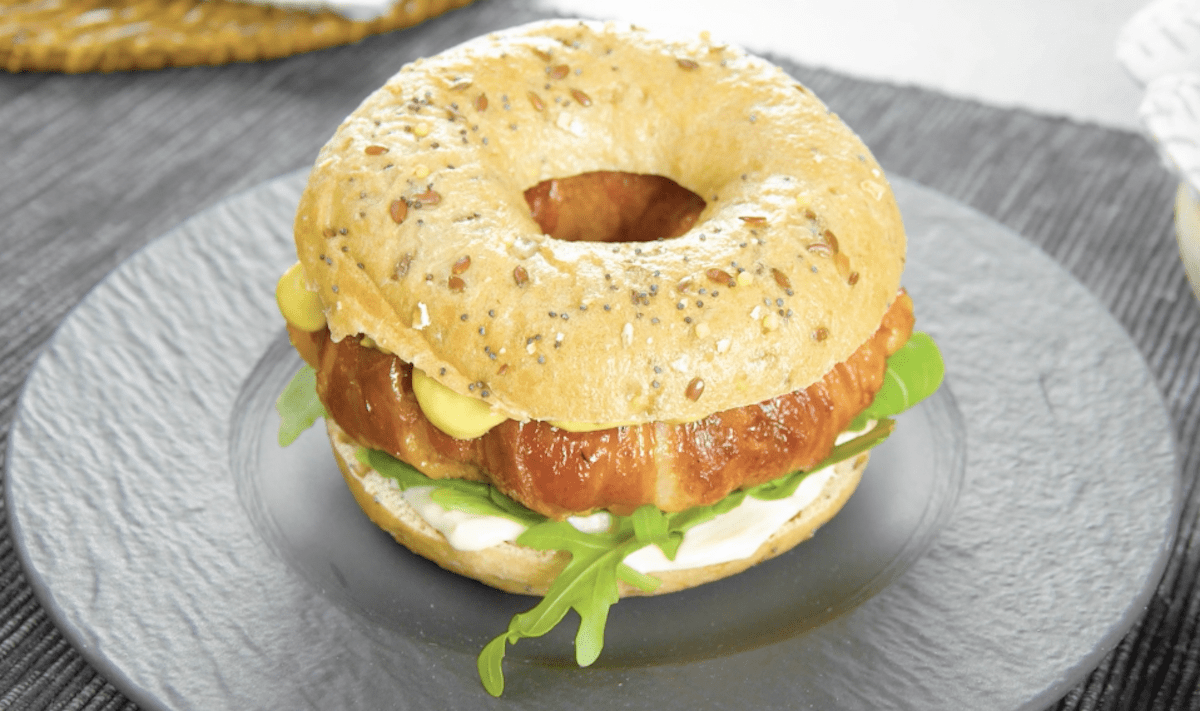 Donut ananas-bacon servi dans un bagel