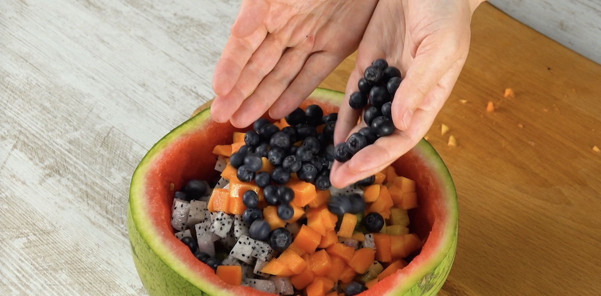 mettre les fruits dans la pastèque