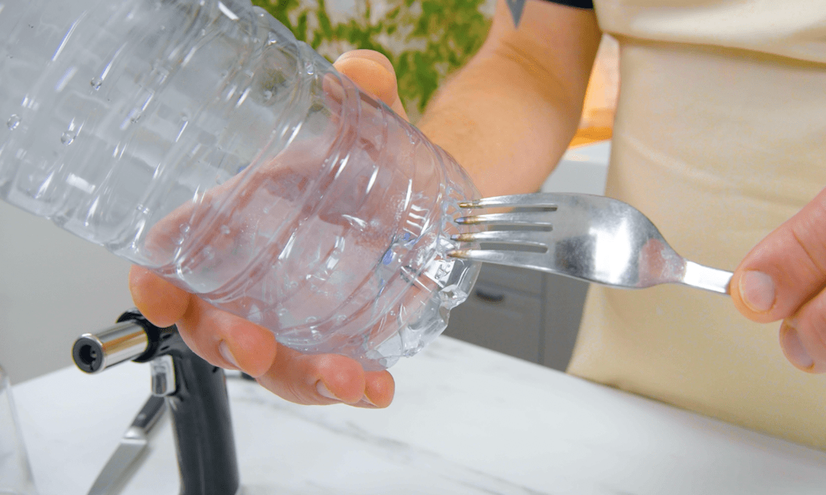 faire des trous dans une bouteille en plastique avec une fourchette chaude