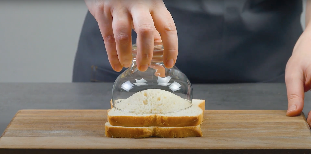 découper le sandwich à la glace