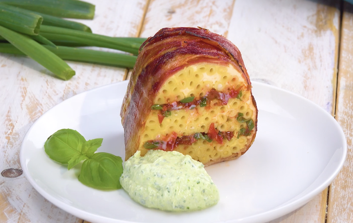 gâteau au jambon et aux macaronis avec des tomates