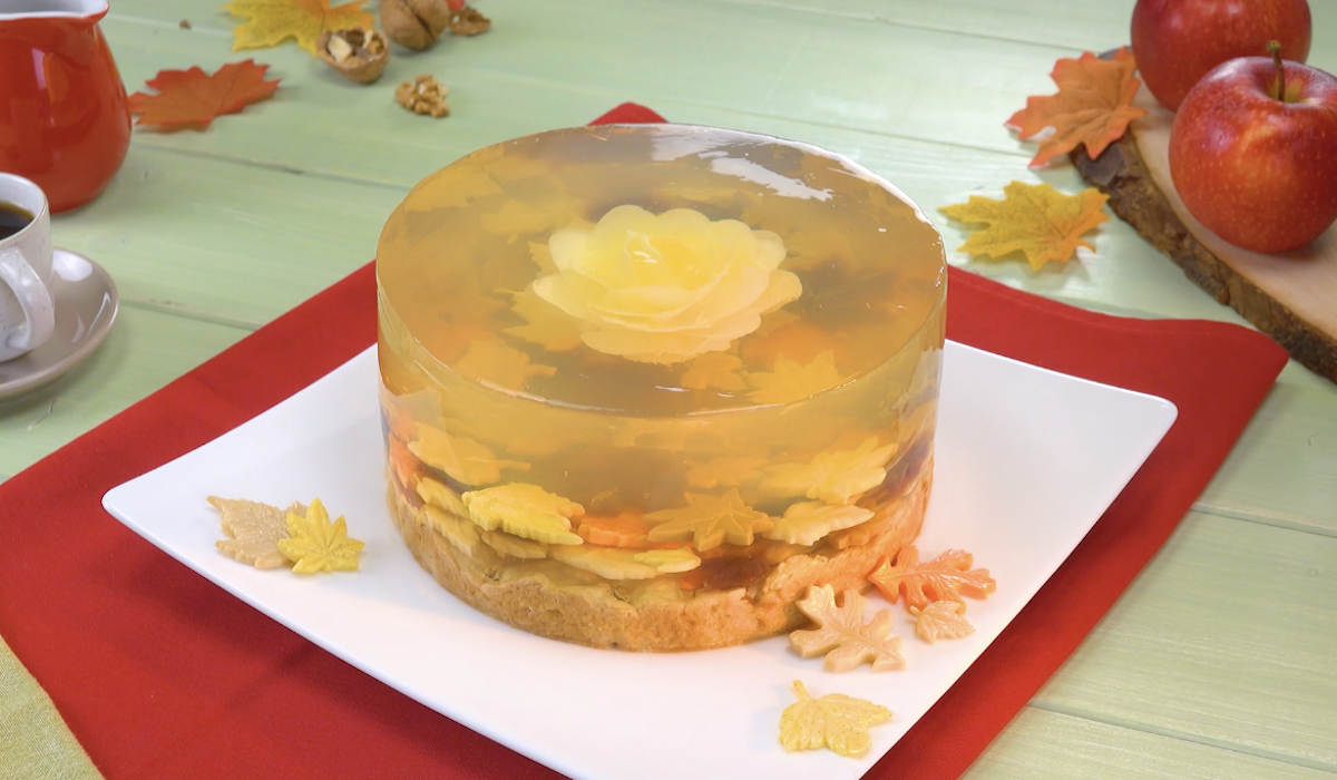 gâteau aux pommes et à la gelée avec des feuilles et une fleur