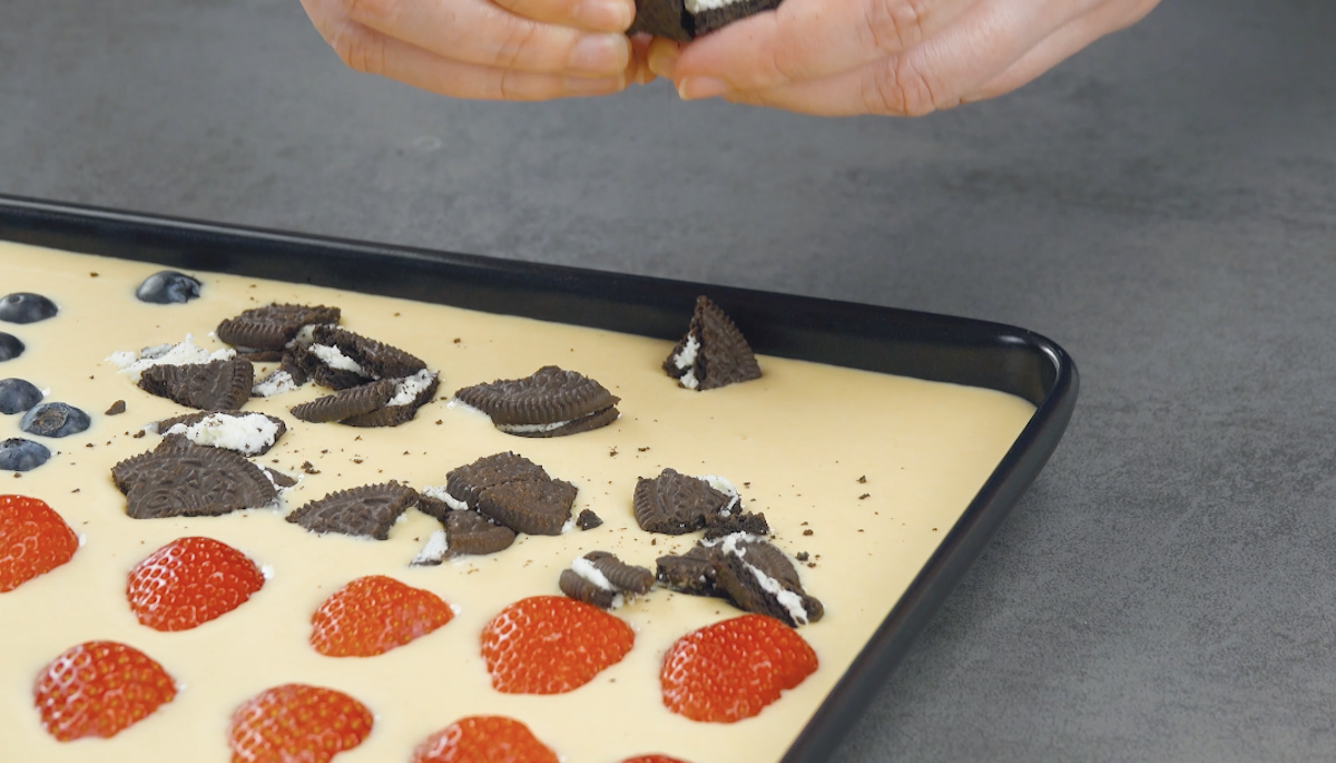 garnir la plaque avec des fraises coupées, des pépites de chocolat, des myrtilles et des biscuits Oreo émiettés