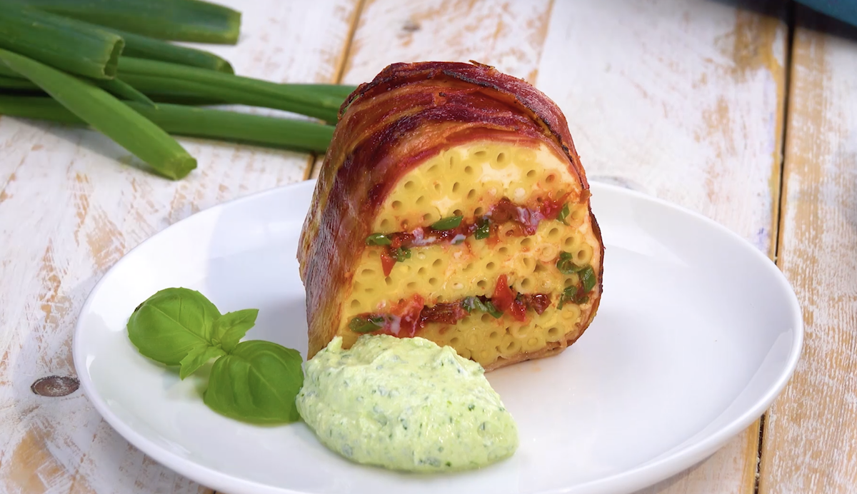 part de gâteau de macaroni avec sauce aux herbes