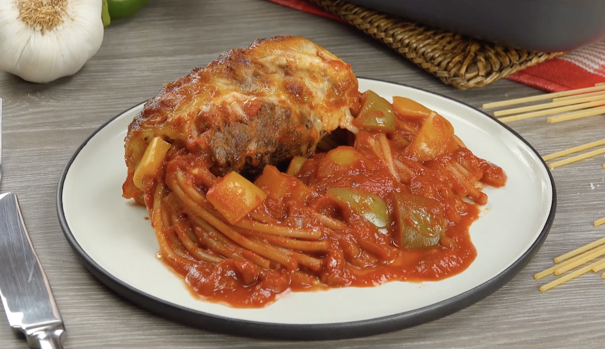 version pâtes bolognaise avec poignée de spaghettis dans un rouleau de viande hachée avec de la sauce tomate