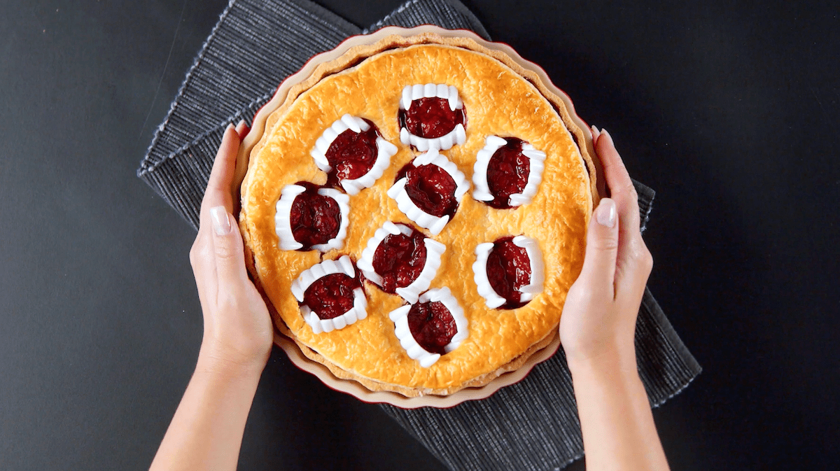 Tarte d'Halloween avec des dents de vampire