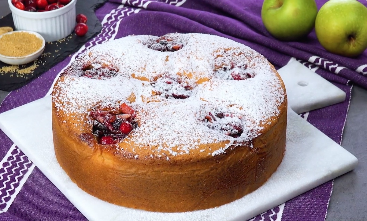 Tarte aux pommes garnies aux airelles et raisins secs