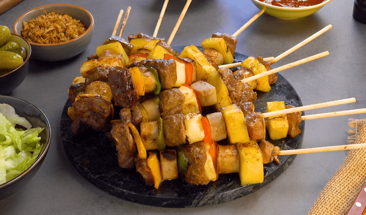 Brochettes maison à base de viande hachée, légumes et ananas