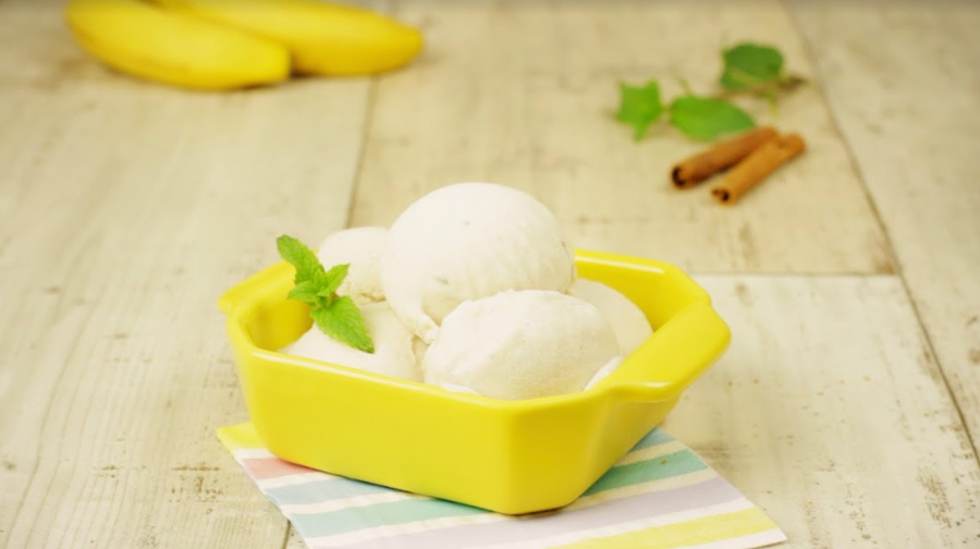 Glace à la banane avec quelques feuilles de menthe