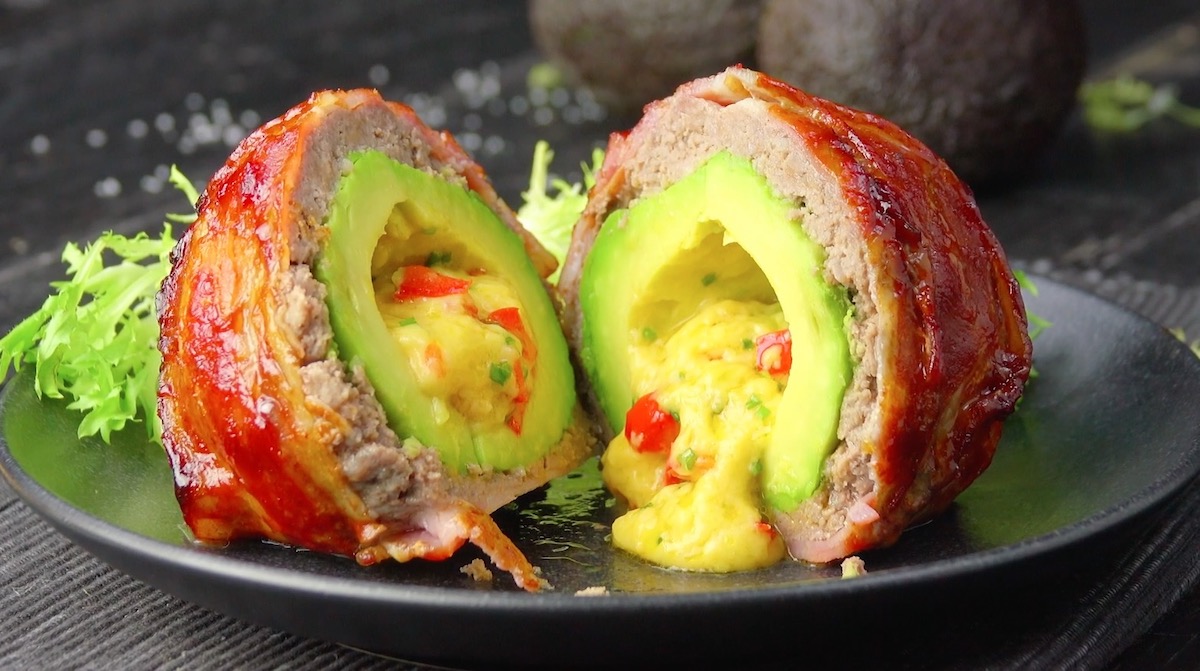 Pain de viande garni à l'avocat et au poivron