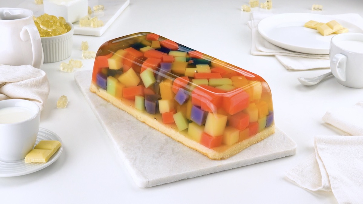 Gâteau coloré à la gelée d'oursons en gélatine