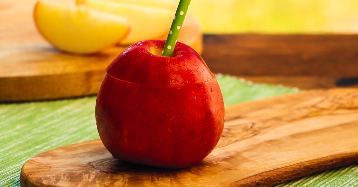 Cocktail servi dans une pomme avec du caramel