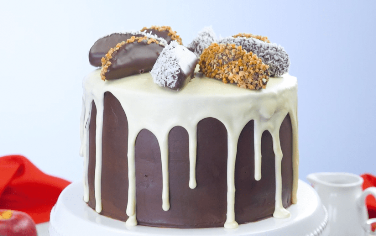 Gâteau aux pommes avec glaçage au chocolat, noisettes et flocons de coco