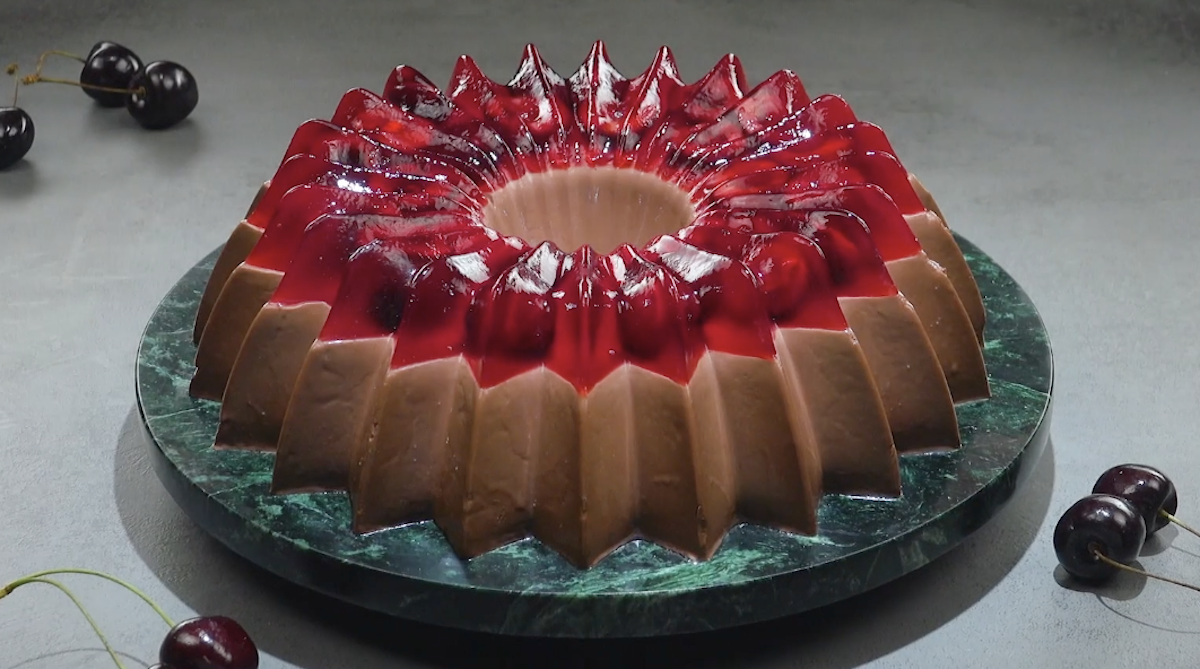 Pudding au chocolat avec une garniture fruitée de gelée de cerises fraîches