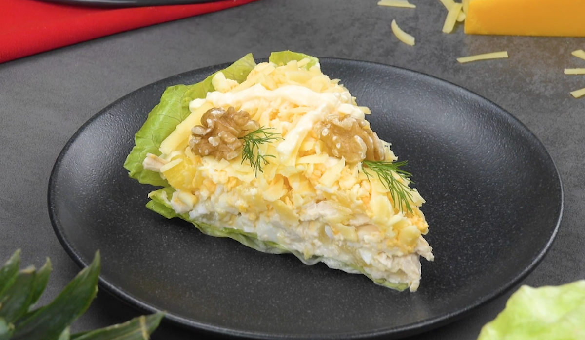 Salade hawaïenne avec blanc de poulet, ananas et œufs