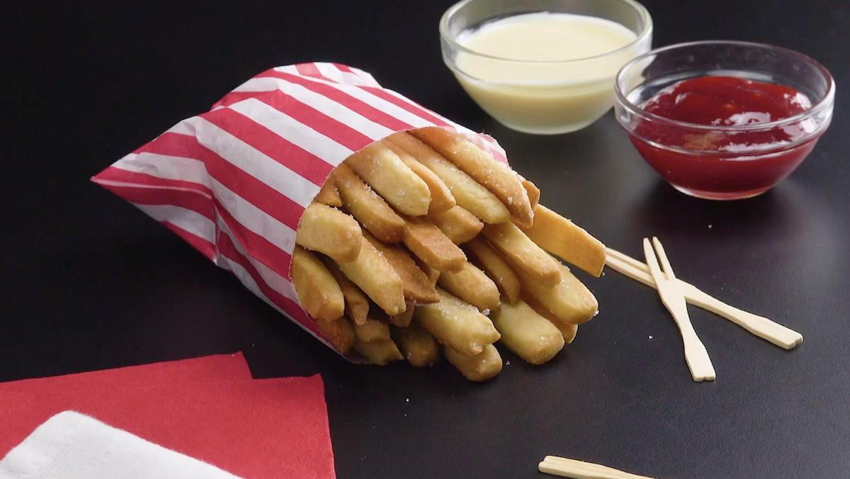 biscuits en forme de frites avec sauces