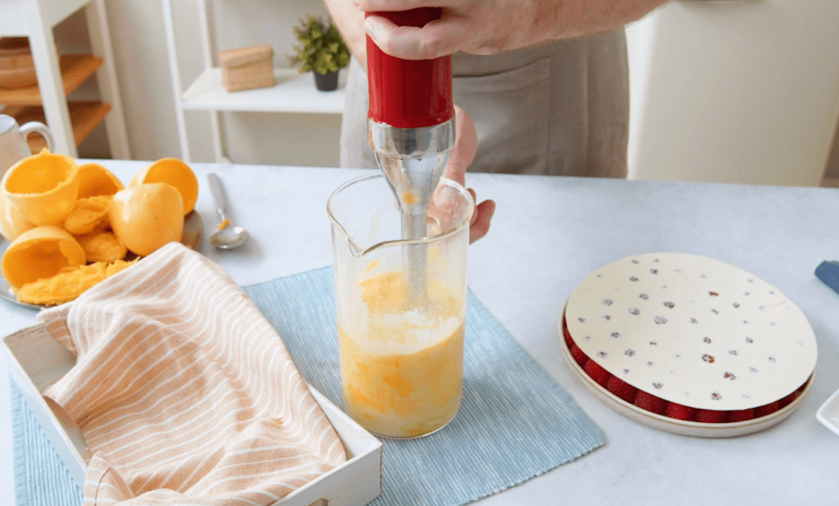 mixer les mangues et les mélanger avec le lait de coco