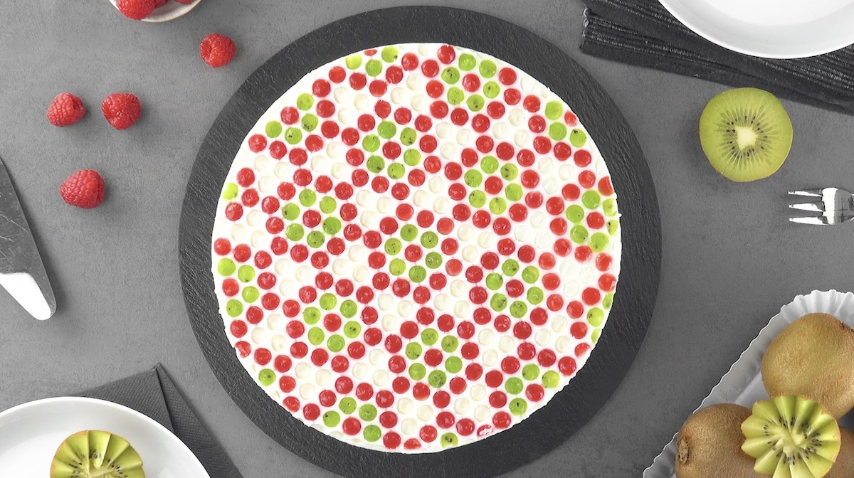 Gâteau au yaourt et à la gélatine aux motifs rouges et verts faits avec du papier bulle