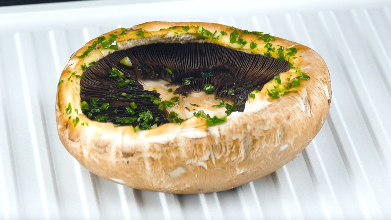 recouvrir le champignon de pesto